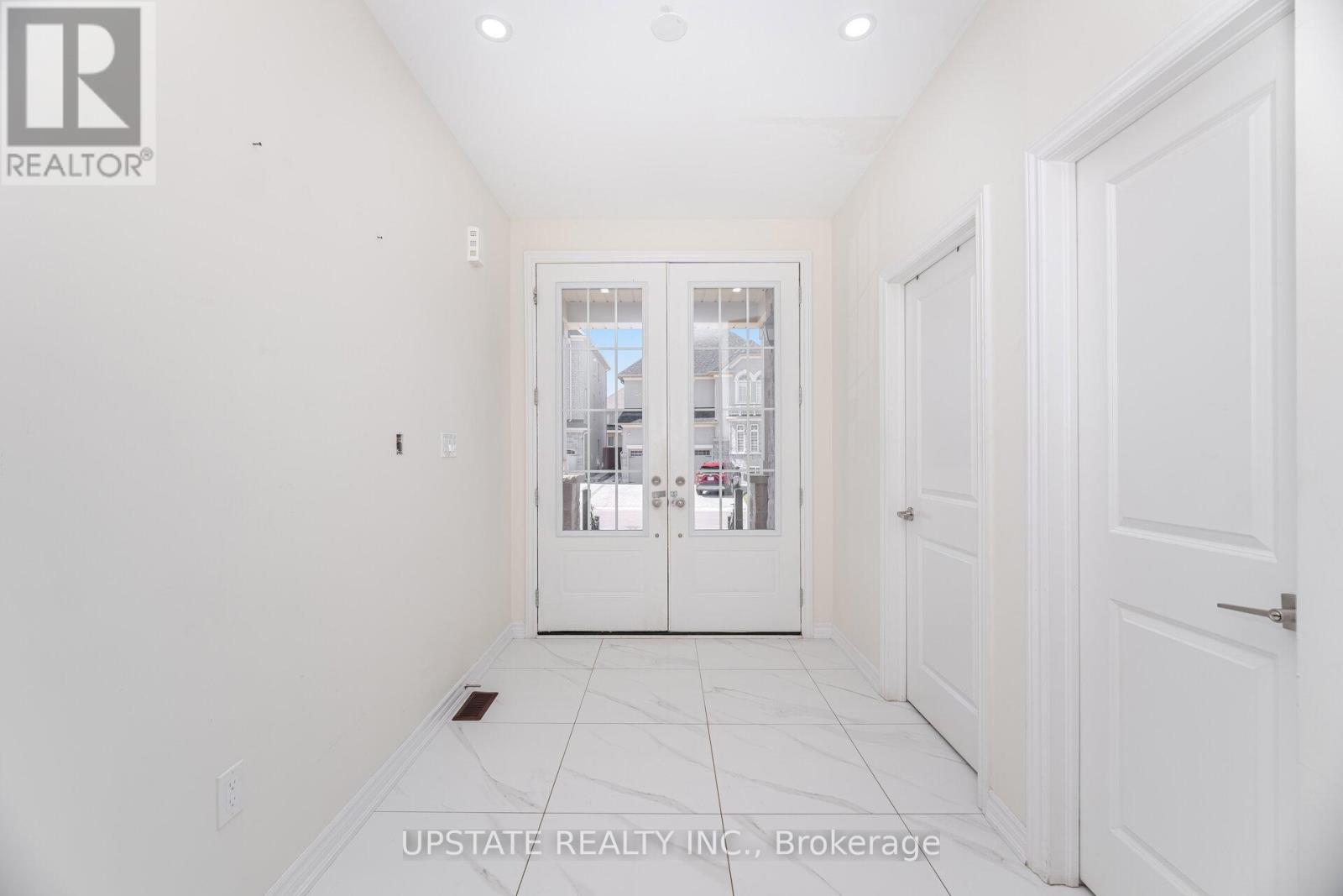 Photo 3 of 2 Jenwood Crescent, Brampton ON