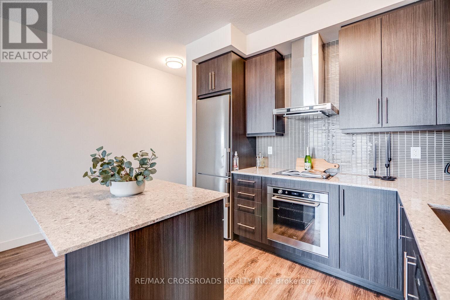 Photo 3 of 502 2093 Fairview Street, Burlington ON