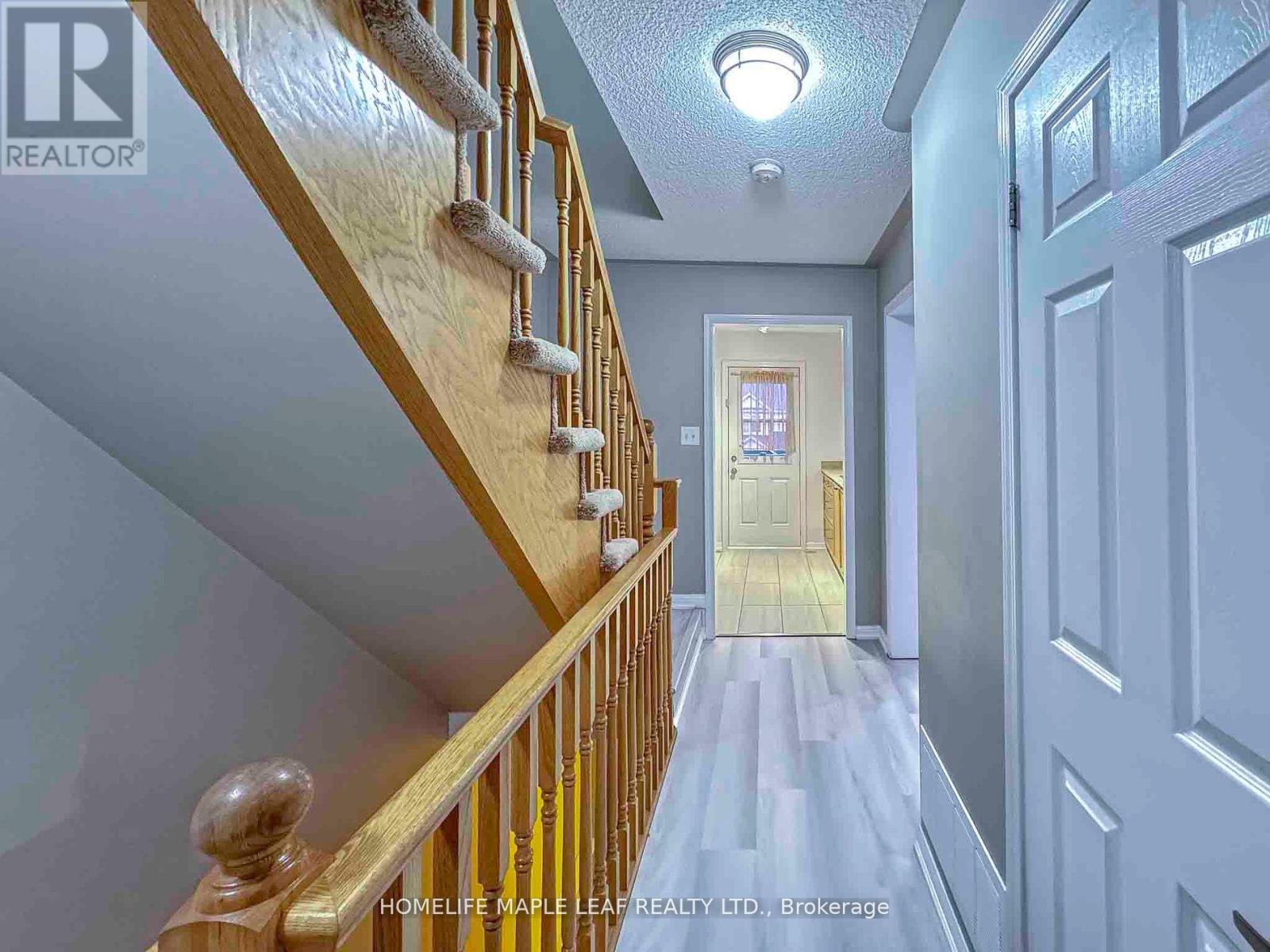 Photo 5 of 3159 Stornoway Circle, Oakville ON