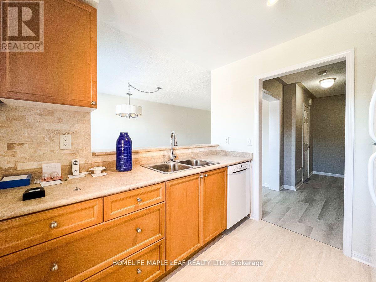 Photo 7 of 3159 Stornoway Circle, Oakville ON