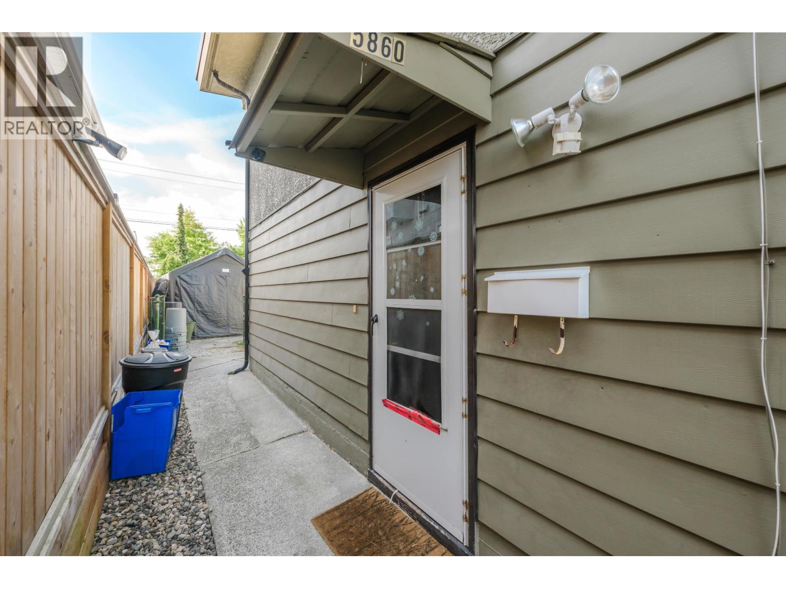 Photo 4 of 5854 48 A Avenue, Ladner BC