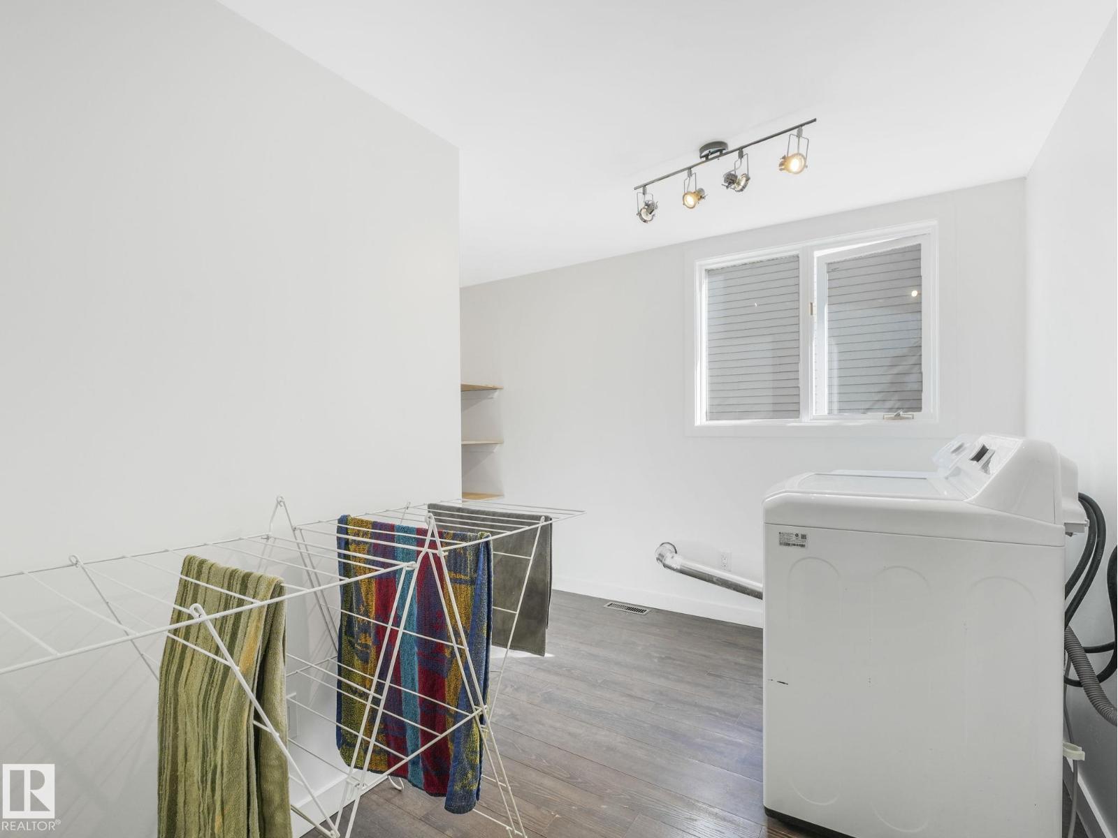 Photo 2 of 1764 49 A St Nw, Edmonton AB