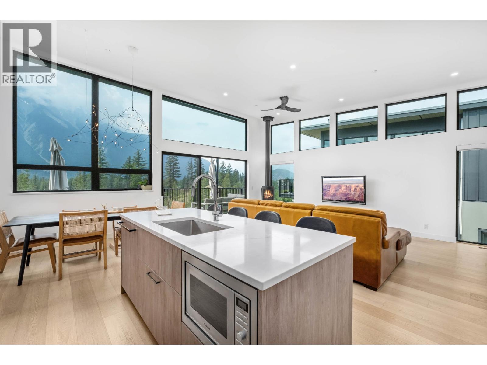 7 4000 SUNSTONE WAY, Pemberton