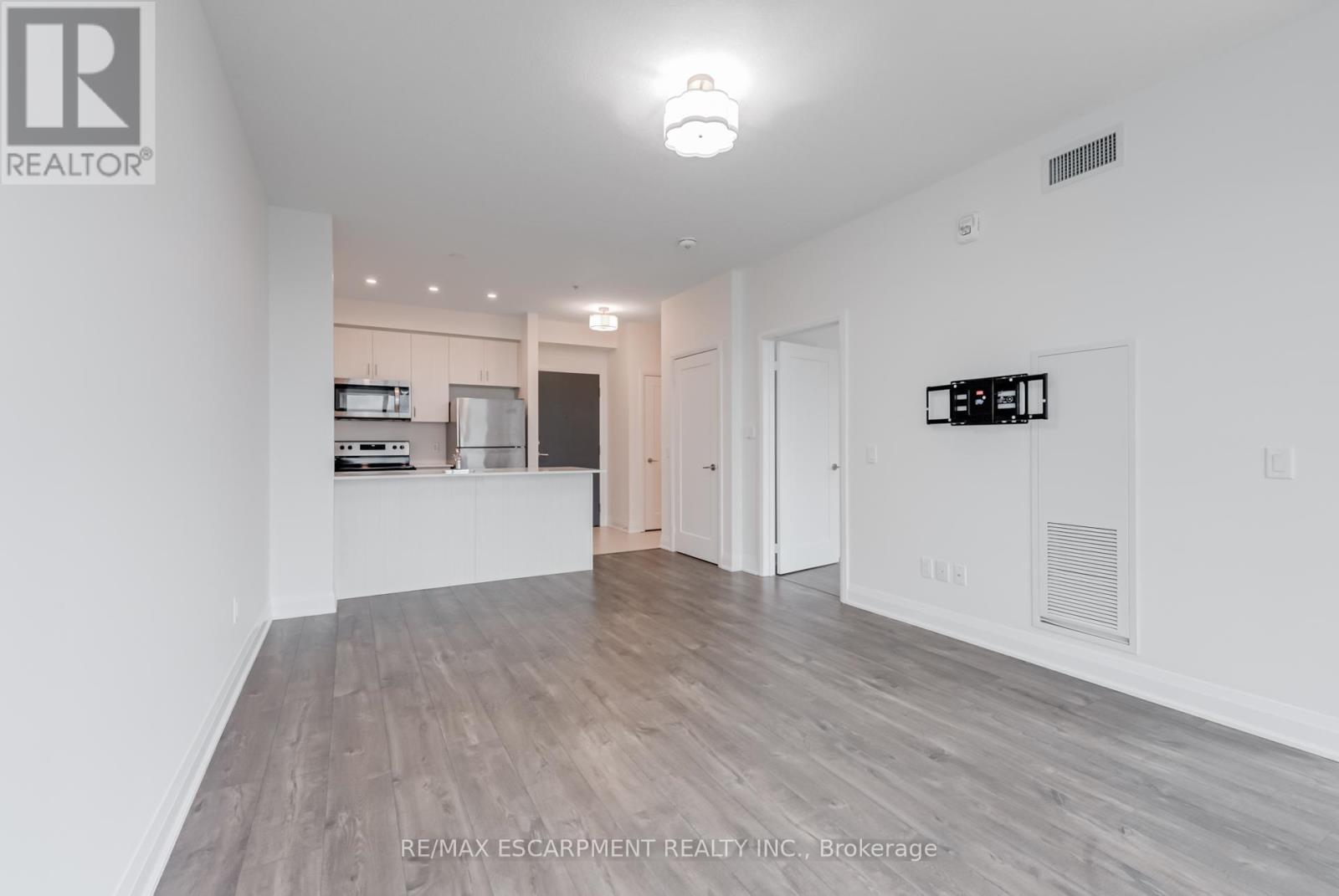 Photo 2 of 513 16 Concord Place, Grimsby ON
