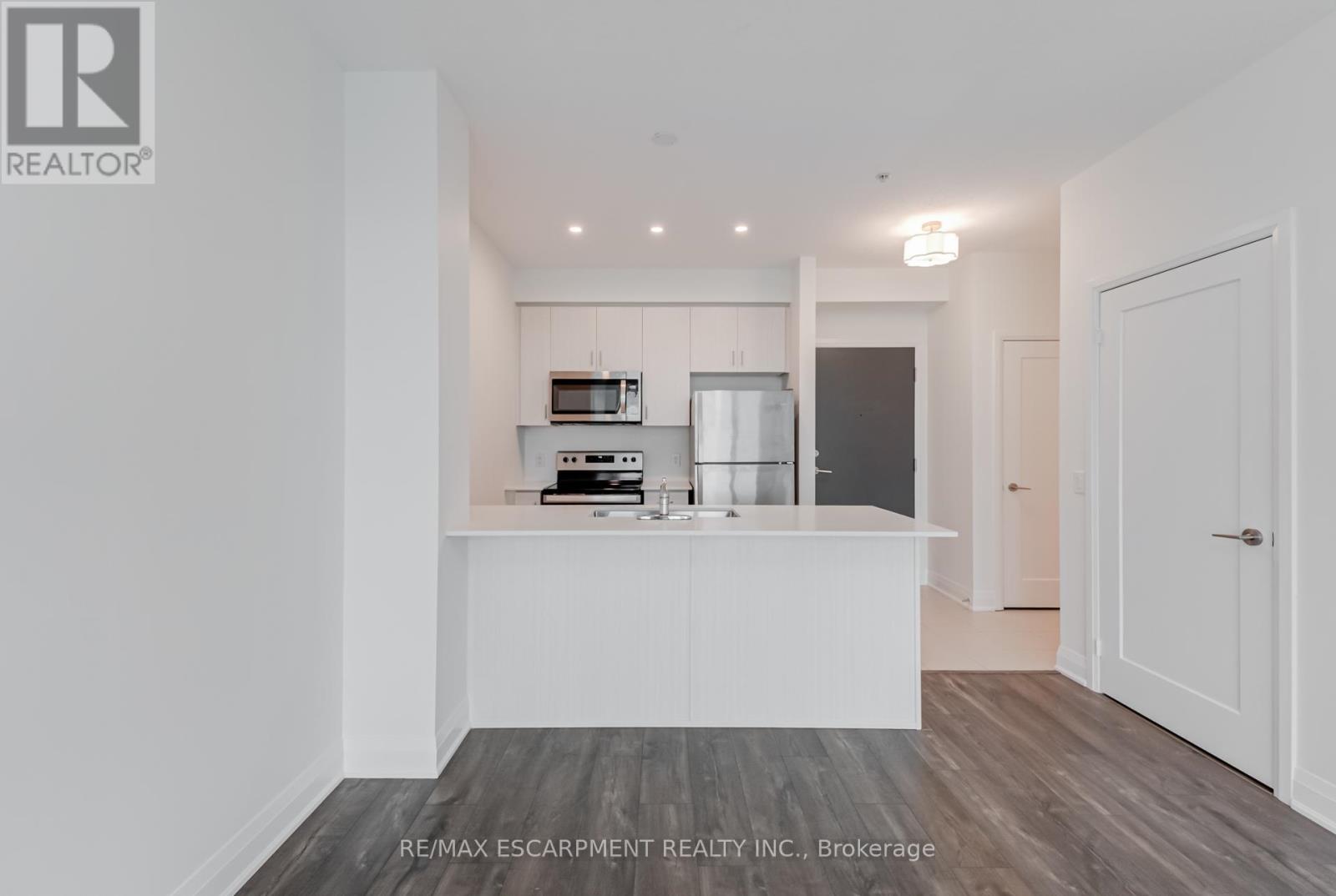 Photo 5 of 513 16 Concord Place, Grimsby ON
