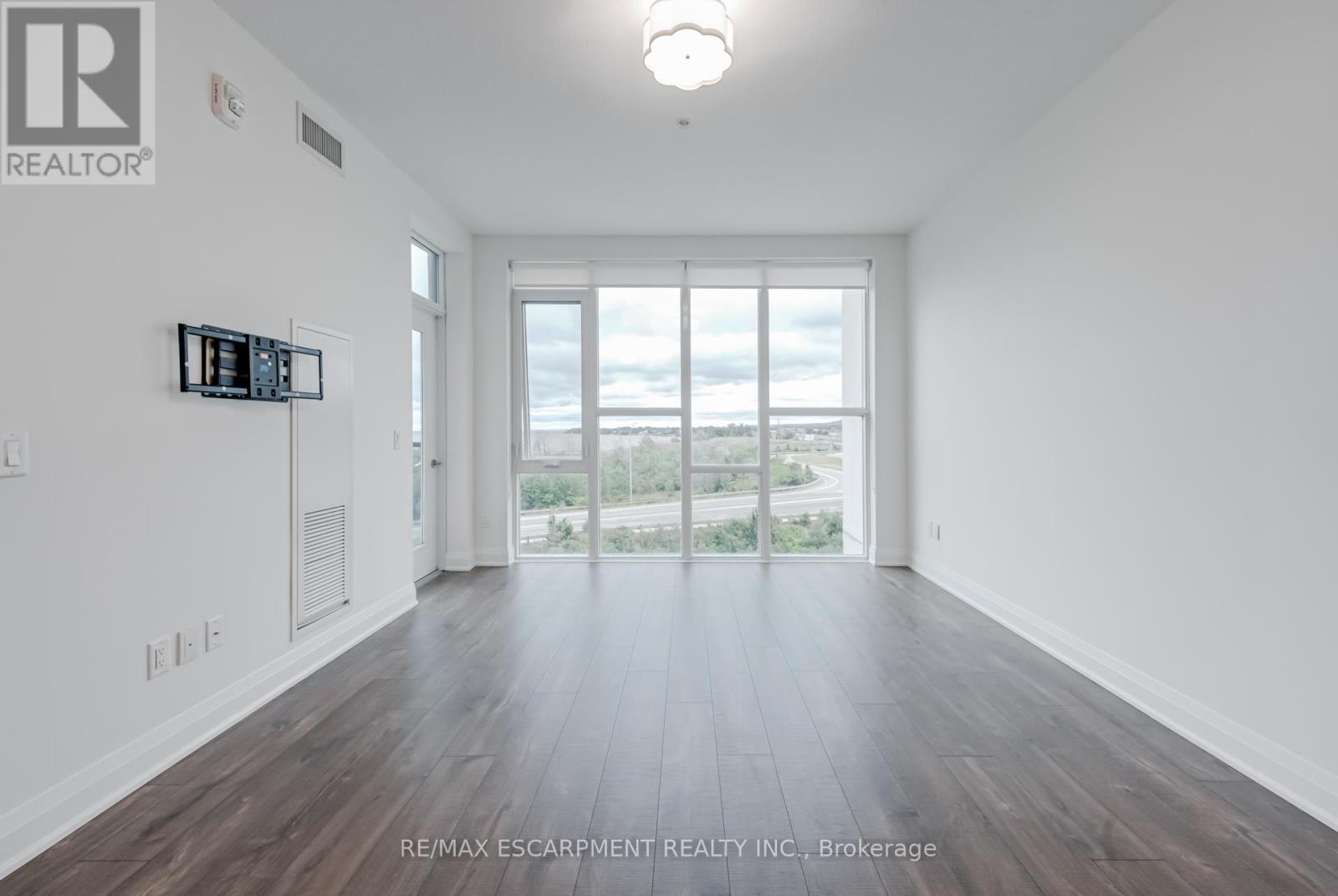Photo 10 of 513 16 Concord Place, Grimsby ON