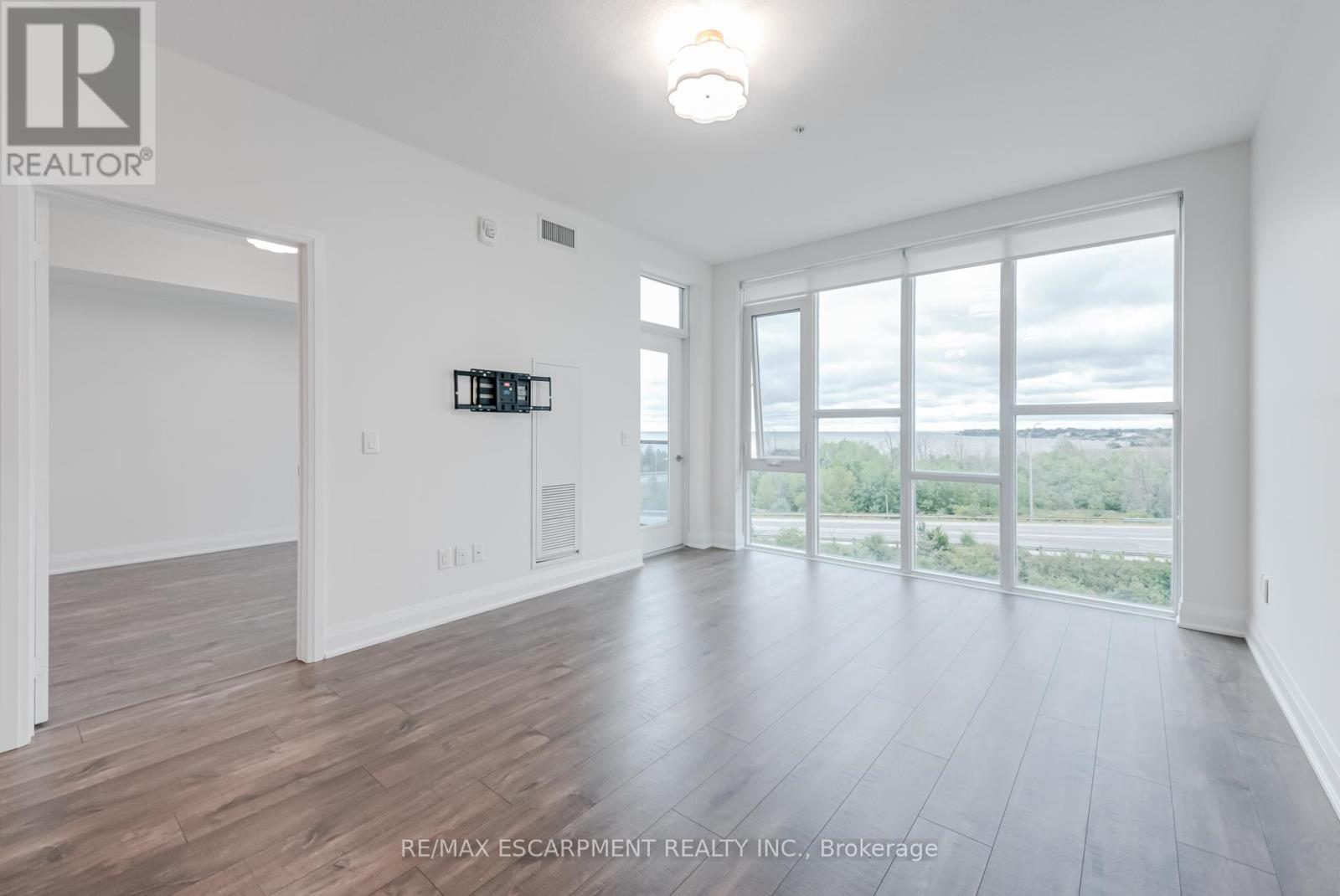 Photo 40 of 513 16 Concord Place, Grimsby ON