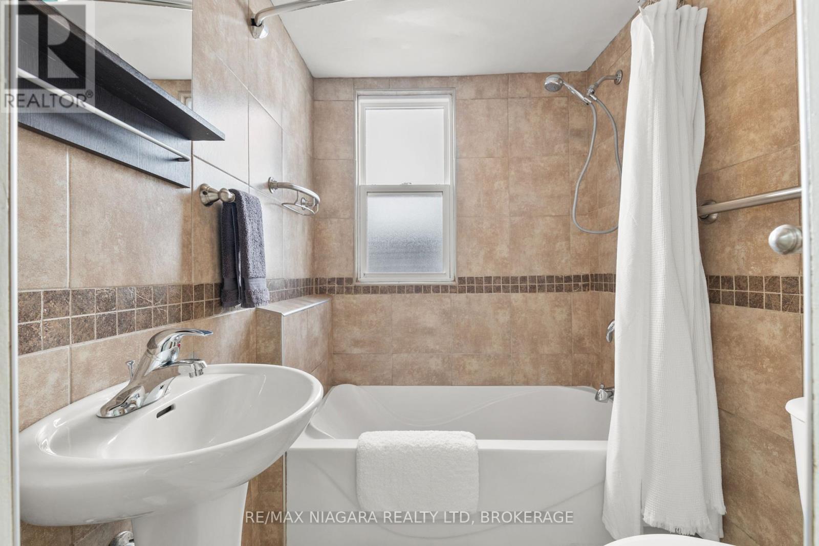 Photo 12 of 118 Lockhart Street, Niagaraonthelake ON
