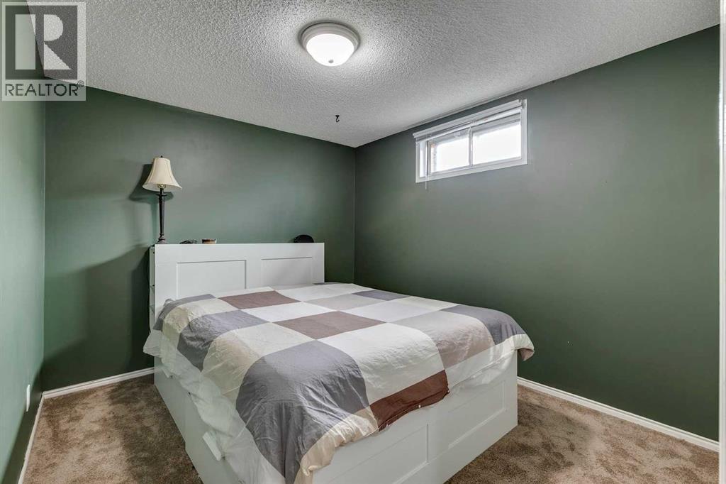 Single Family House 4 Level for Sale in  Scenic Cove Circle NW Scenic Acres Calgary 