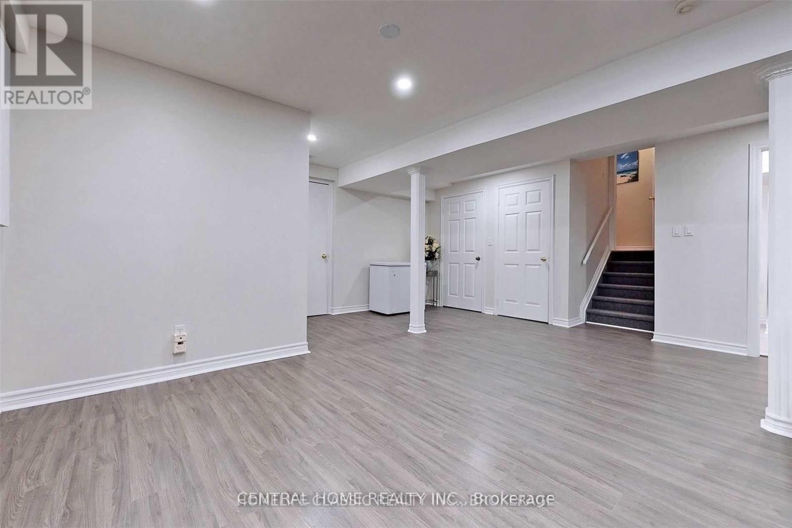Photo 3 of 8 Raintree Crescent, Richmond Hill ON