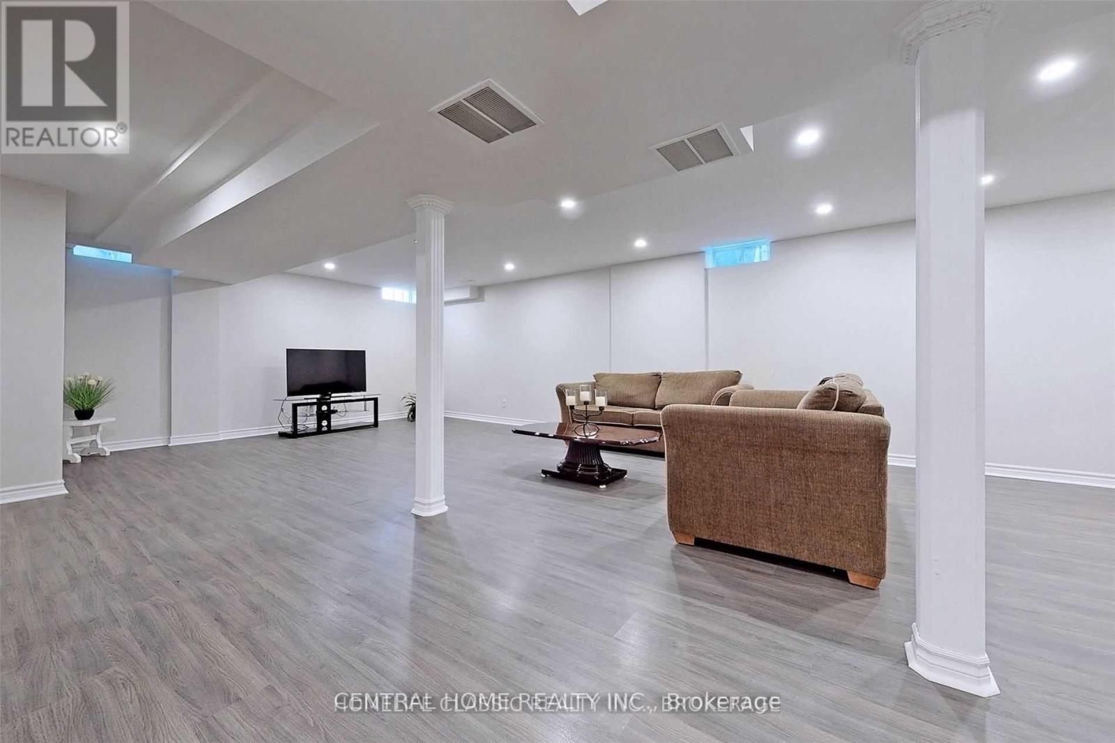Photo 14 of 8 Raintree Crescent, Richmond Hill ON
