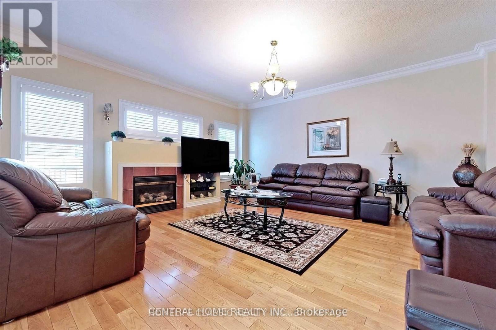 Photo 1 of 8 Raintree Crescent, Richmond Hill ON