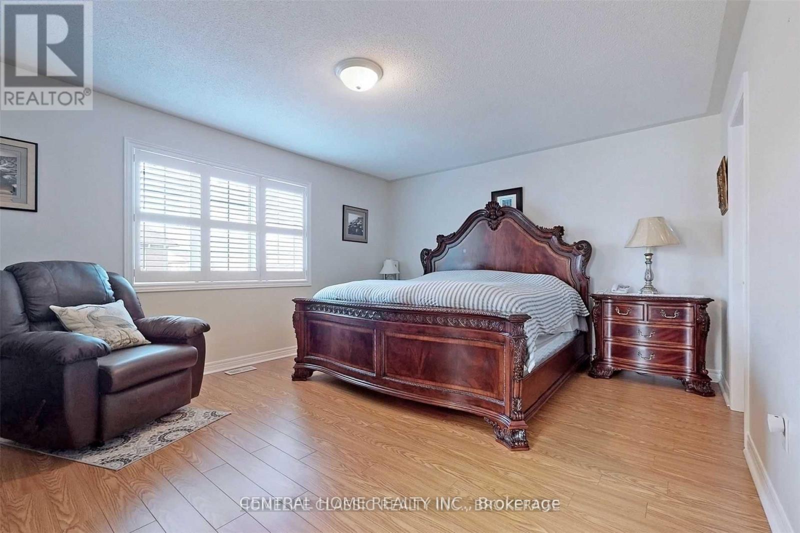 Photo 8 of 8 Raintree Crescent, Richmond Hill ON