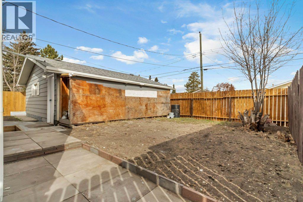 Photo 10 of 231 Penmeadows Close Se, Calgary AB