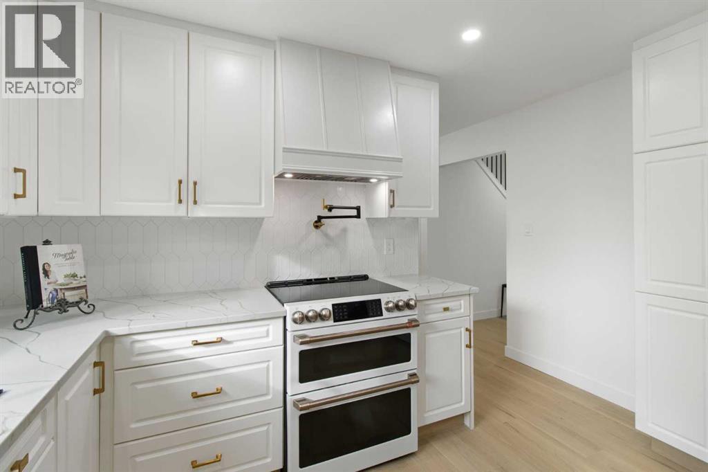 Photo 16 of 472 Cedarille Crescent Sw, Calgary AB