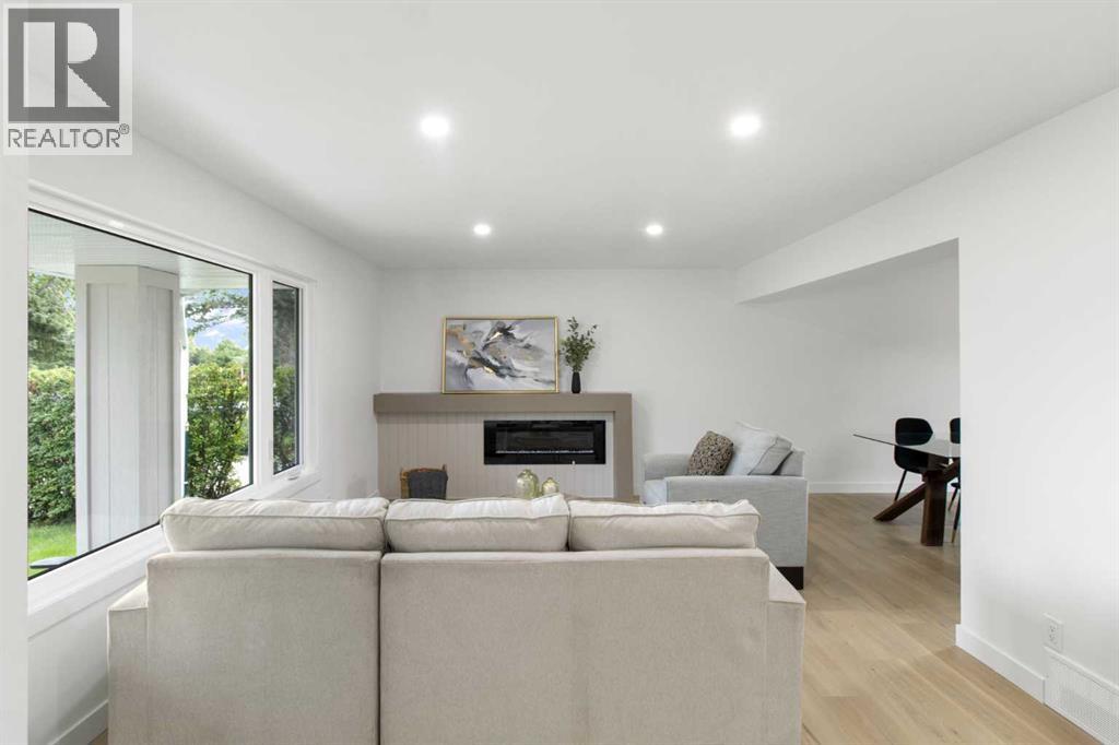 Photo 8 of 472 Cedarille Crescent Sw, Calgary AB