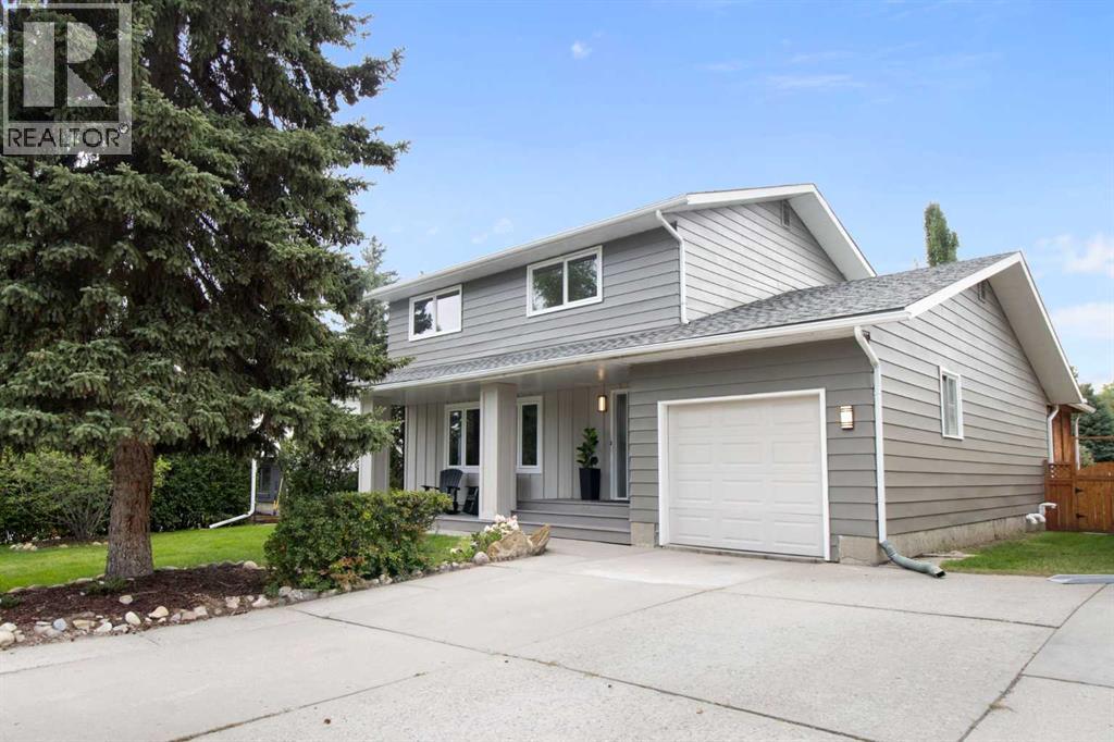 Photo 2 of 472 Cedarille Crescent Sw, Calgary AB