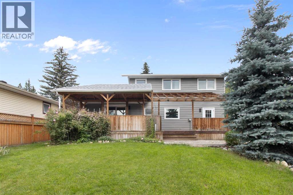 Photo 3 of 472 Cedarille Crescent Sw, Calgary AB