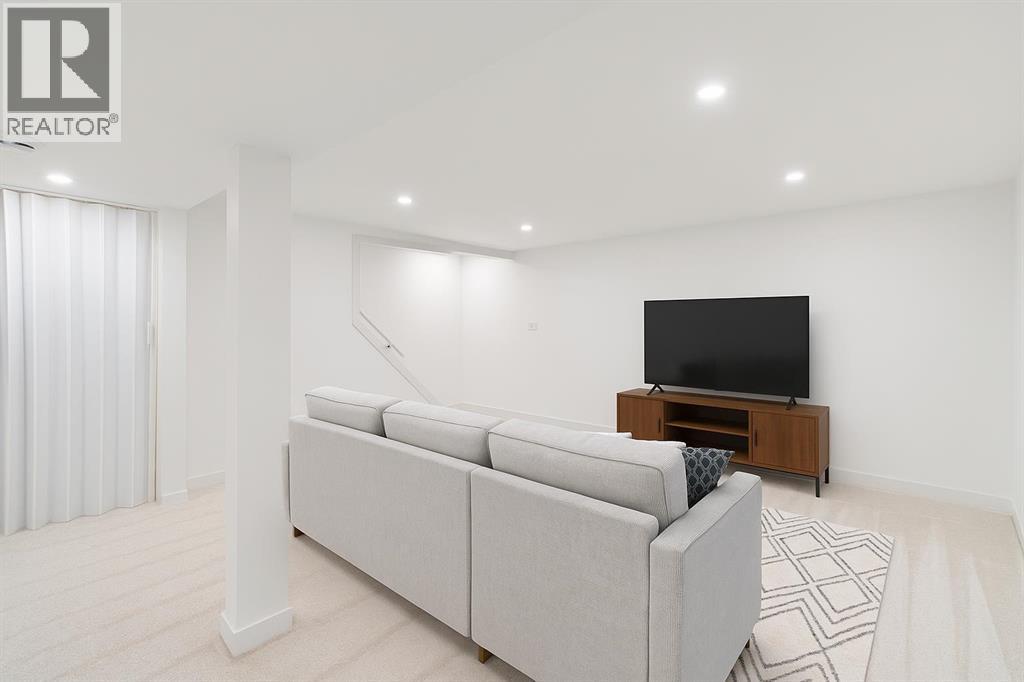 Photo 36 of 472 Cedarille Crescent Sw, Calgary AB