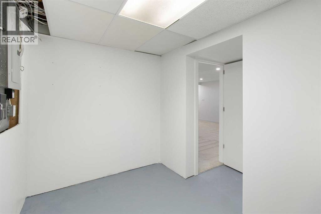 Photo 39 of 472 Cedarille Crescent Sw, Calgary AB