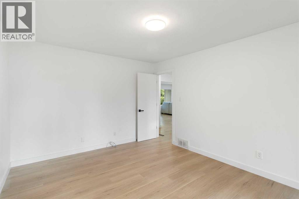 Photo 19 of 472 Cedarille Crescent Sw, Calgary AB
