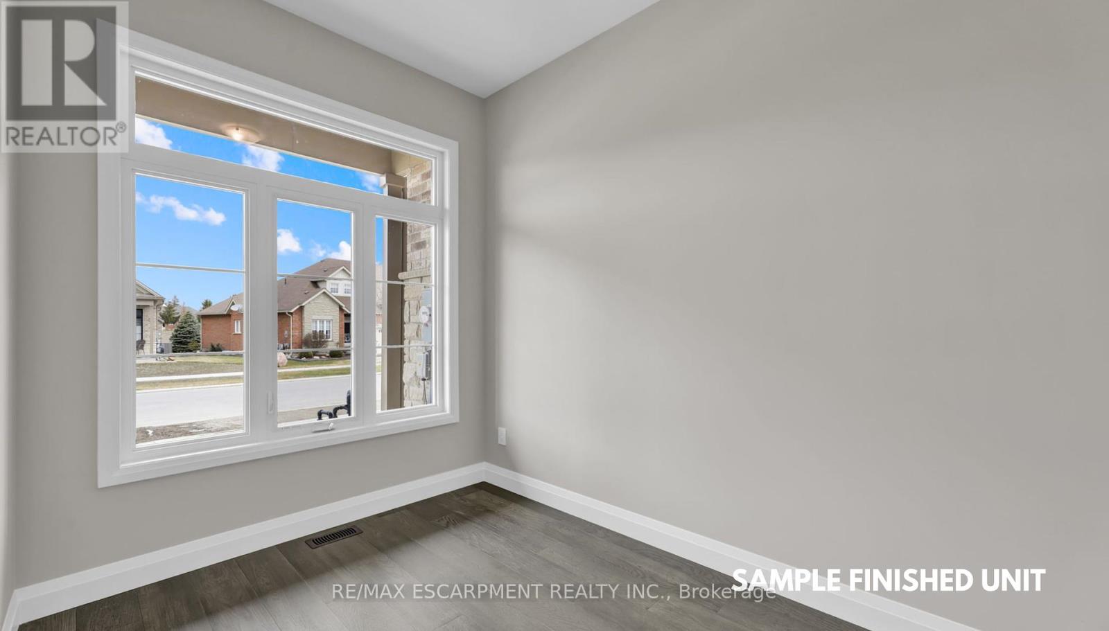Photo 15 of 924 Garden Court Crescent, Woodstock ON