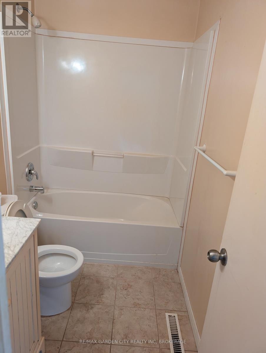 Photo 2 of 62 Allan Drive, St Catharines ON