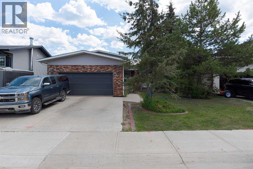 Photo 2 of 153 Parmenter Crescent, Fort Mcmurray AB