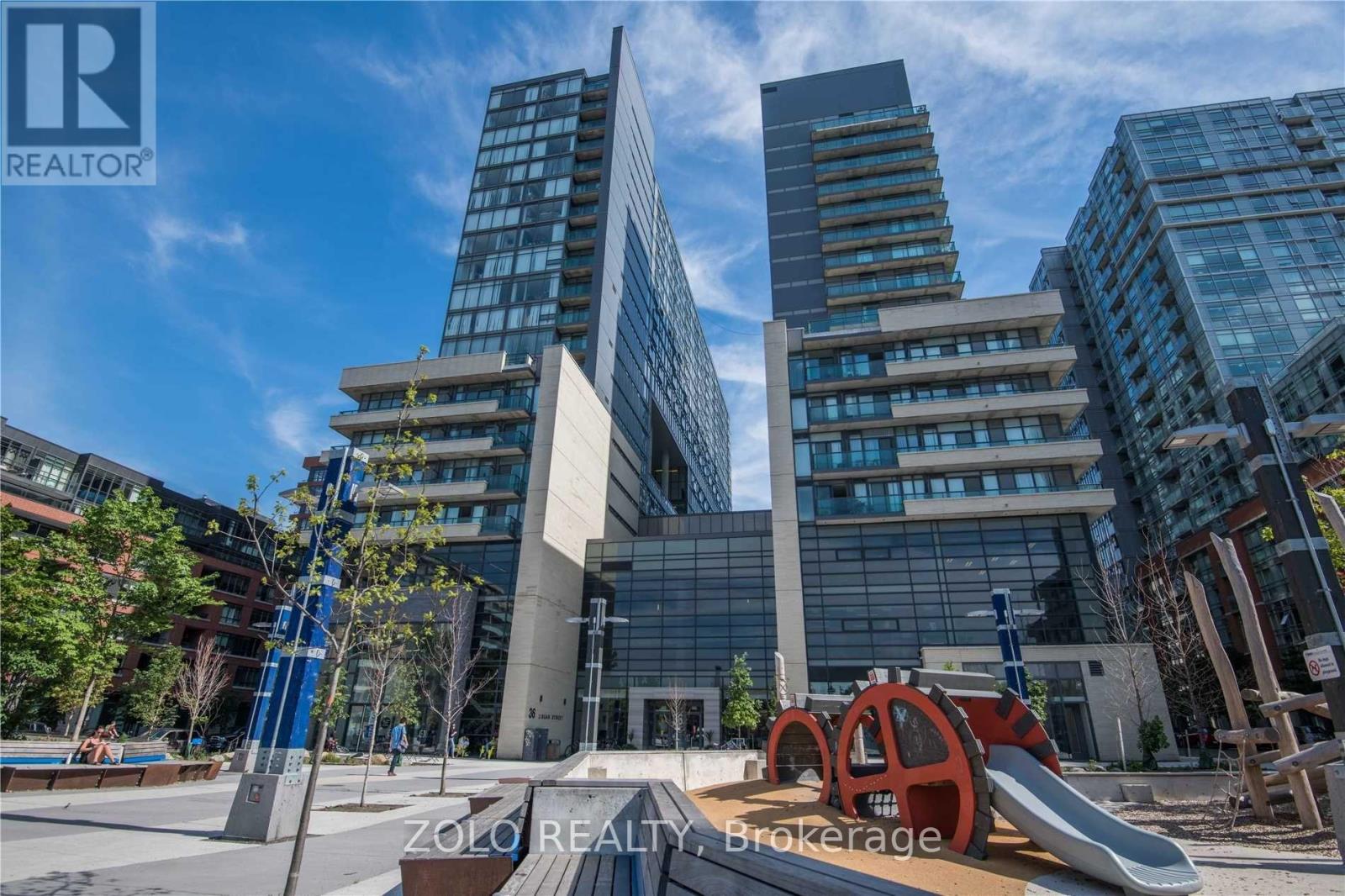 Photo 3 of 830 E 36 Lisgar Street, Toronto ON