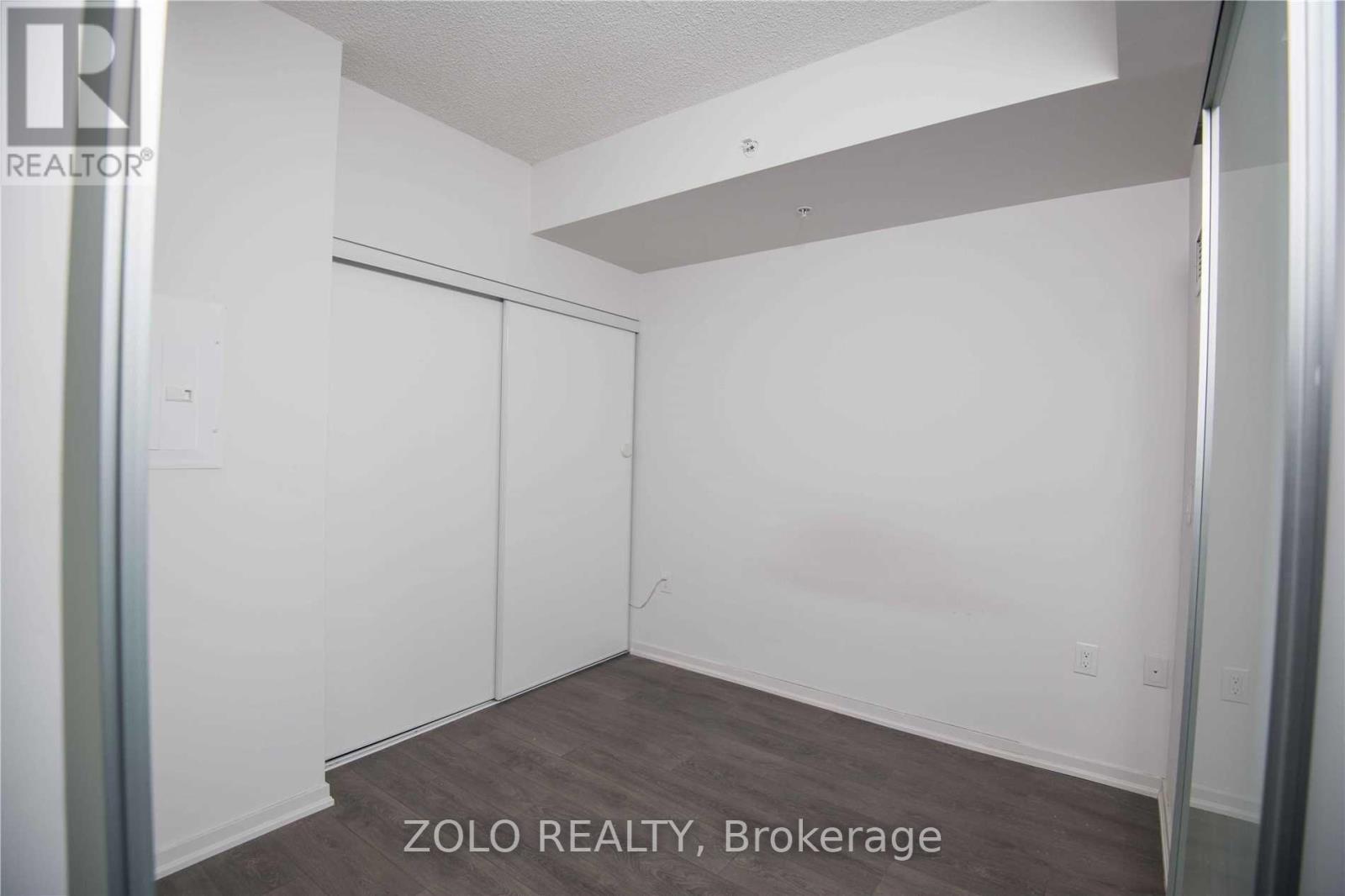 Photo 5 of 830 E 36 Lisgar Street, Toronto ON