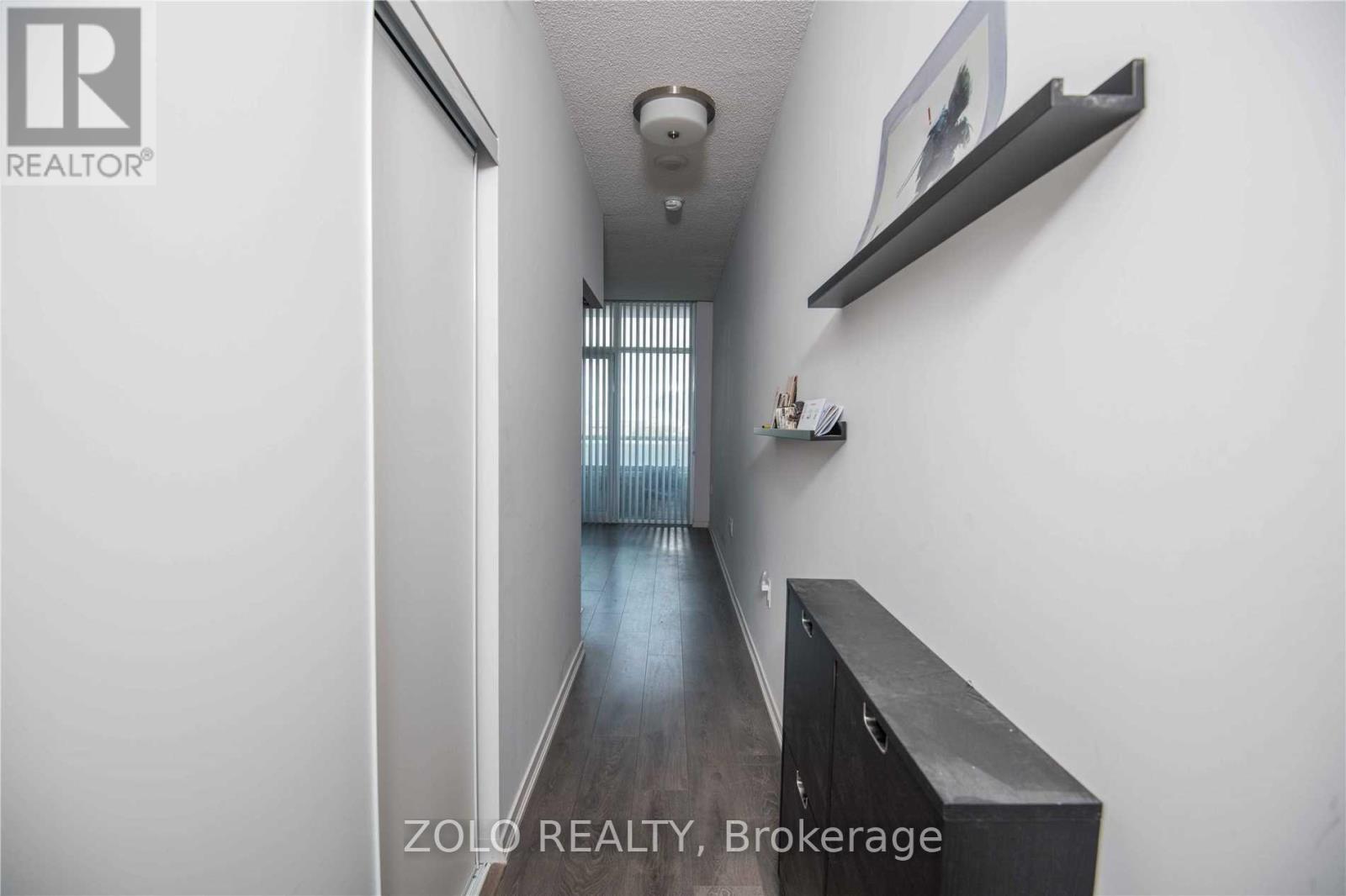 Photo 10 of 830 E 36 Lisgar Street, Toronto ON