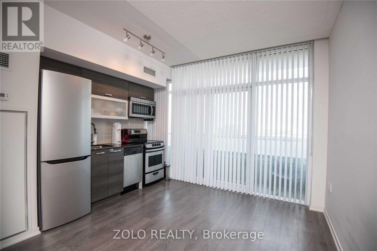 Photo 8 of 830 E 36 Lisgar Street, Toronto ON