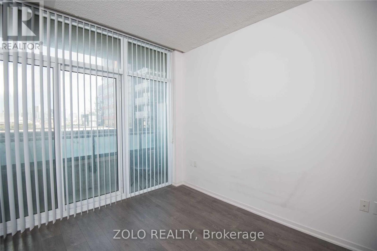 Photo 6 of 830 E 36 Lisgar Street, Toronto ON