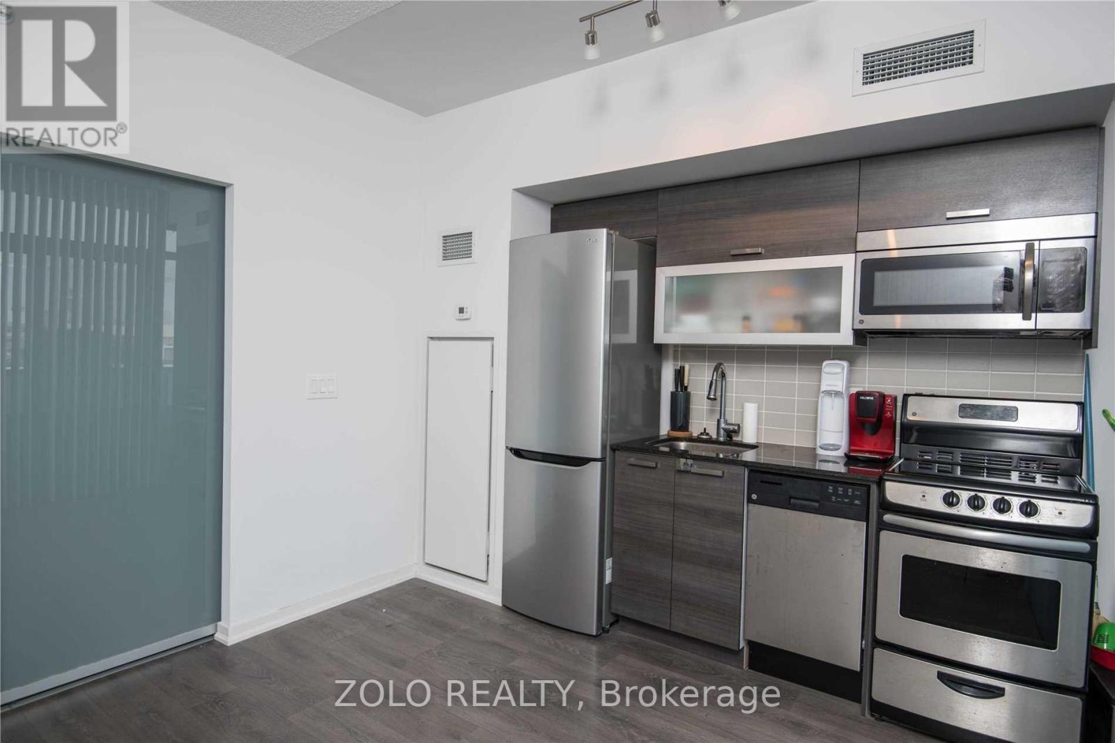 Photo 9 of 830 E 36 Lisgar Street, Toronto ON