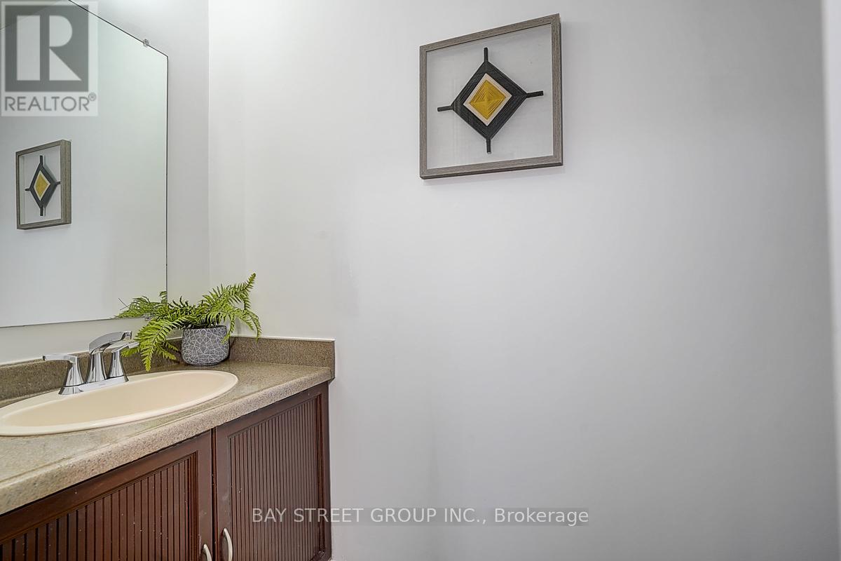 Photo 10 of 342 Regal Briar Street, Whitby ON
