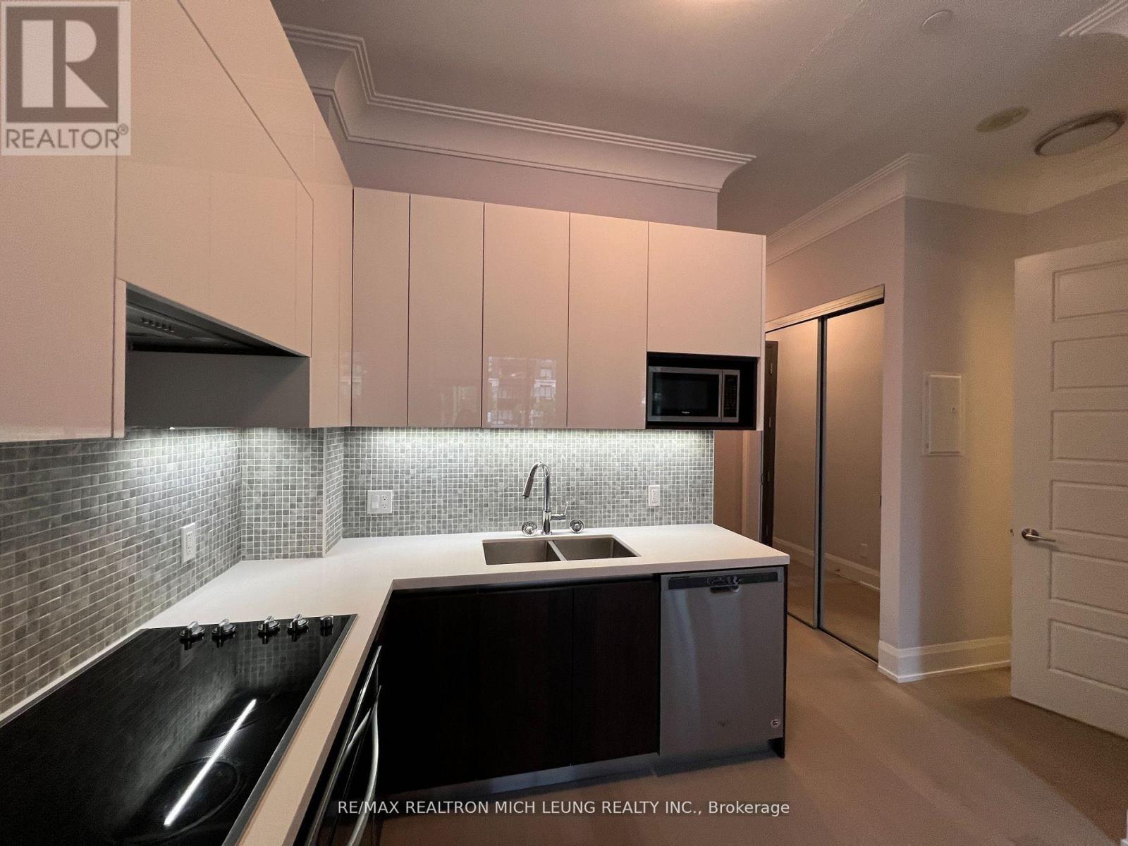 Photo 17 of 103 25 Water Walk Drive, Markham ON