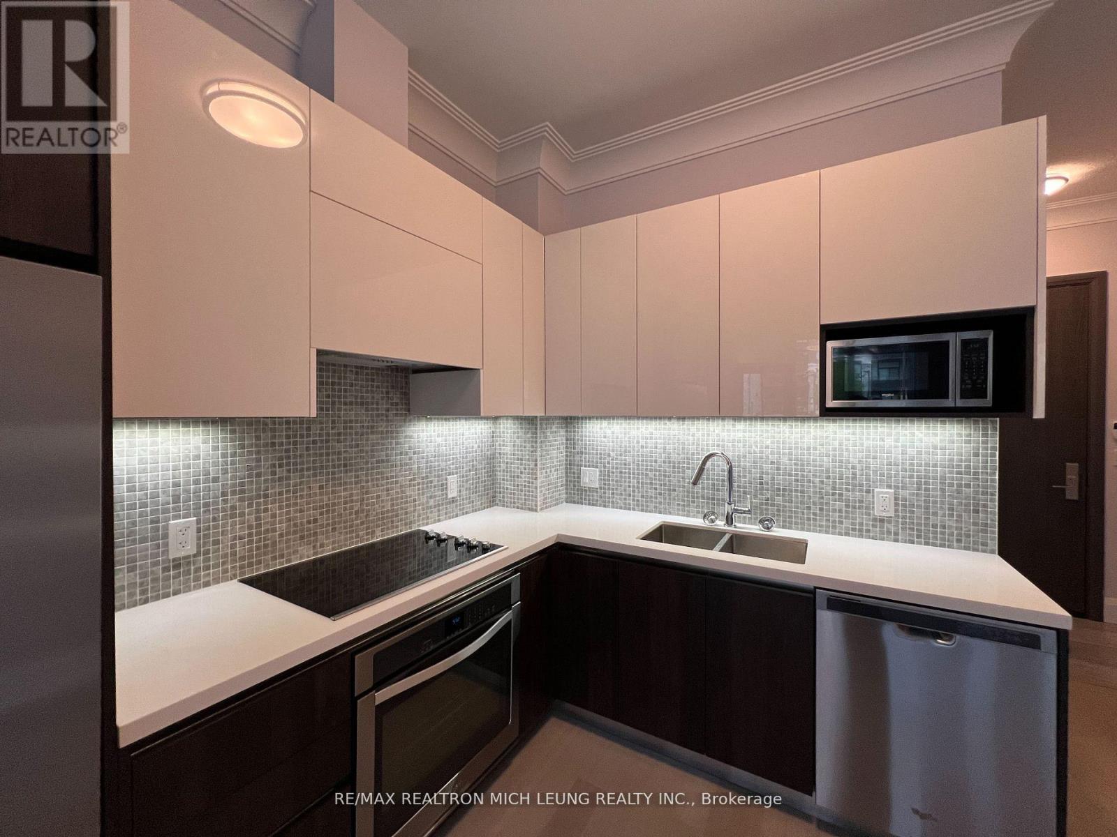 Photo 19 of 103 25 Water Walk Drive, Markham ON