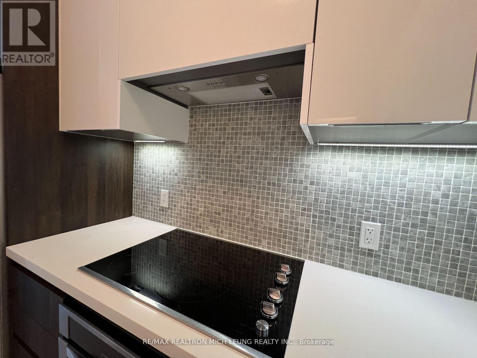 Photo 16 of 103 25 Water Walk Drive, Markham ON