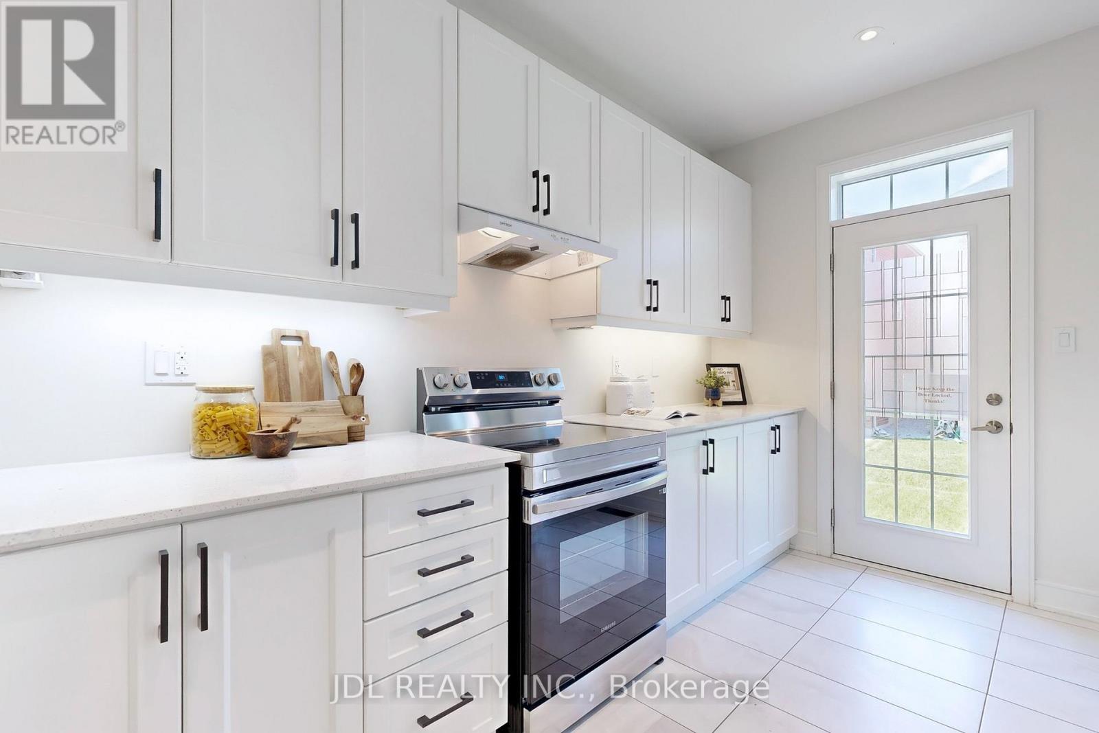 Photo 10 of 143 Kenneth Rogers Crescent, East Gwillimbury ON