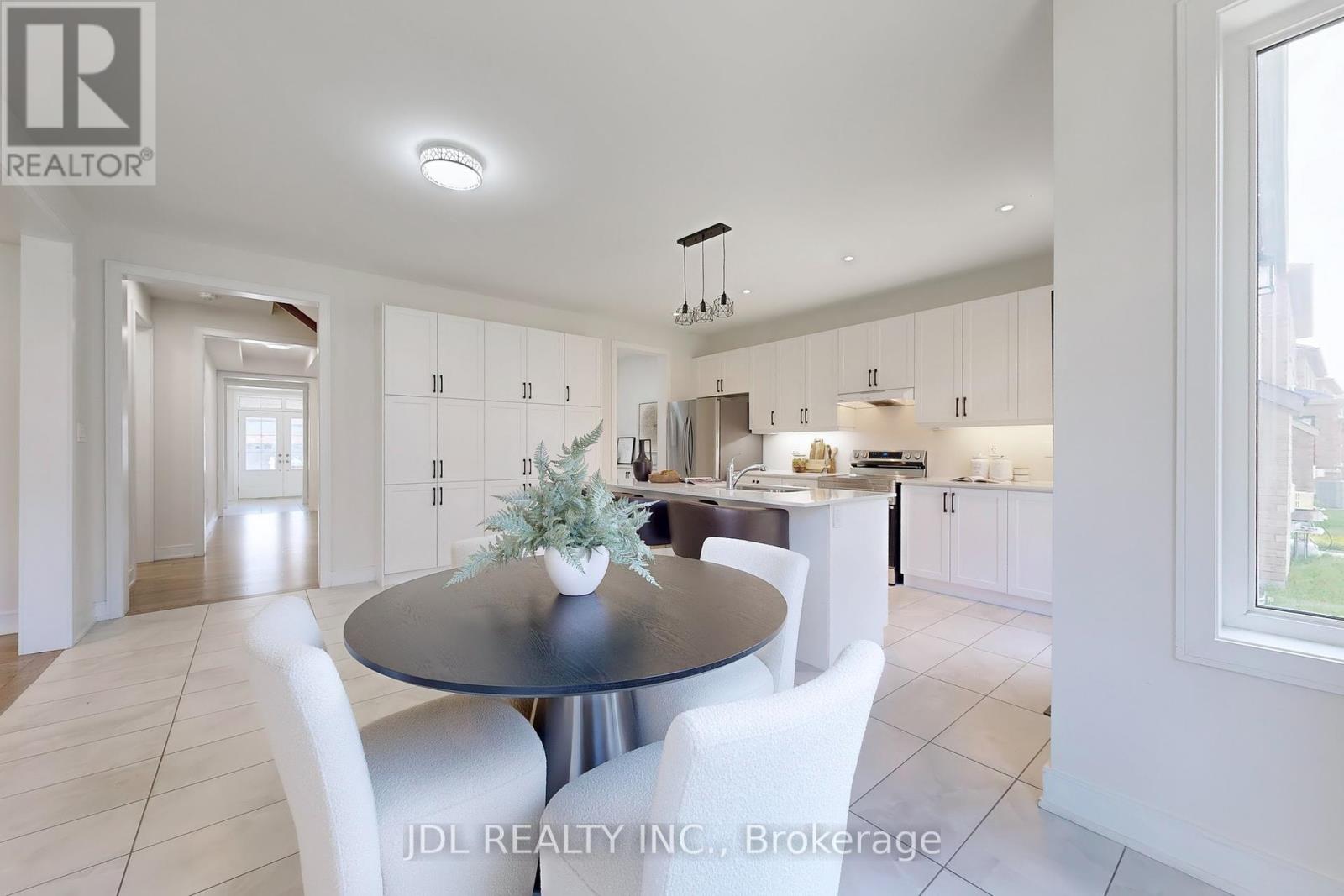 Photo 11 of 143 Kenneth Rogers Crescent, East Gwillimbury ON