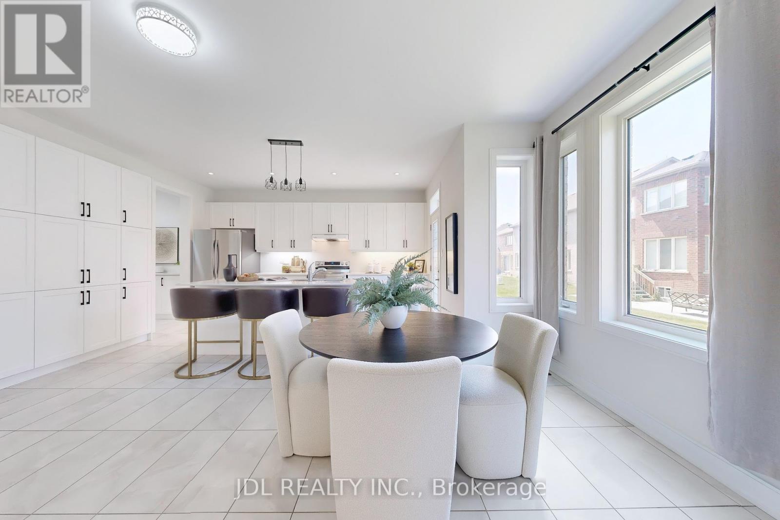Photo 12 of 143 Kenneth Rogers Crescent, East Gwillimbury ON