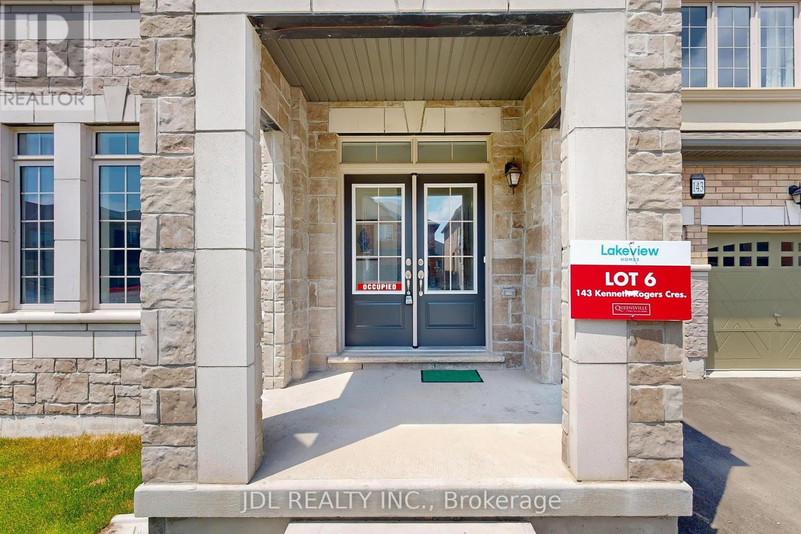 Photo 2 of 143 Kenneth Rogers Crescent, East Gwillimbury ON