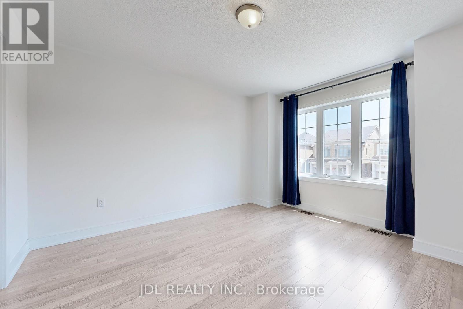 Photo 23 of 143 Kenneth Rogers Crescent, East Gwillimbury ON