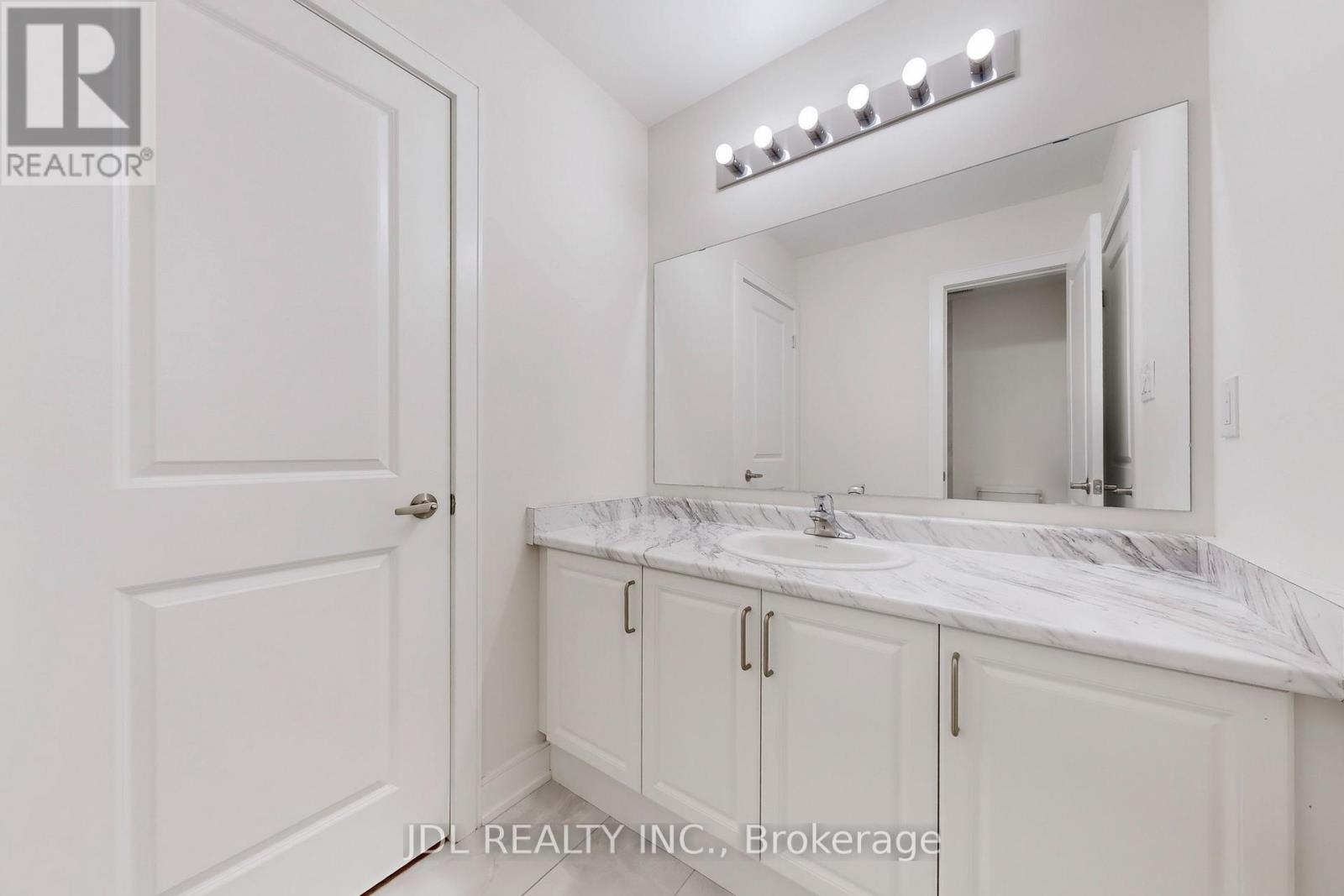 Photo 25 of 143 Kenneth Rogers Crescent, East Gwillimbury ON