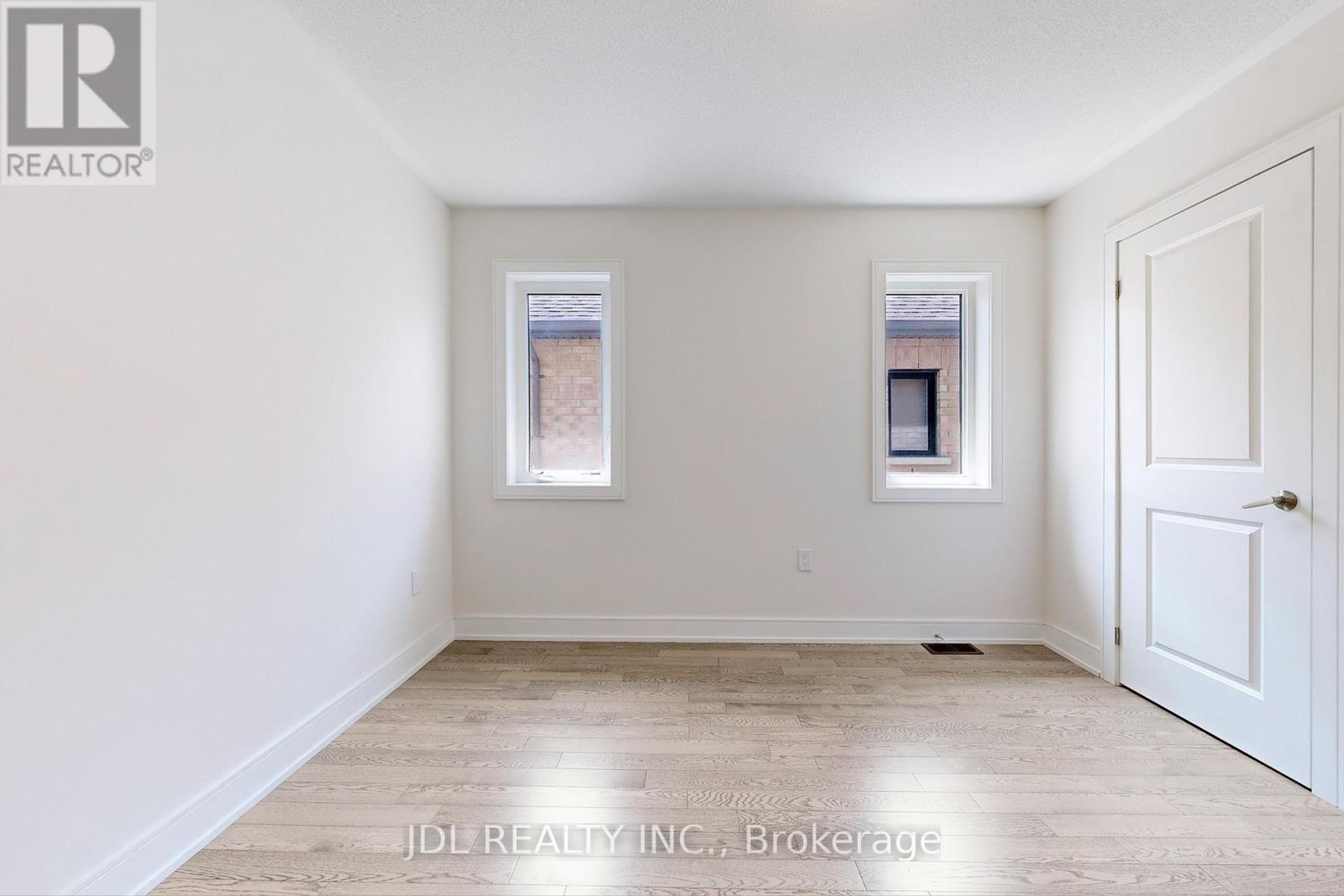 Photo 26 of 143 Kenneth Rogers Crescent, East Gwillimbury ON