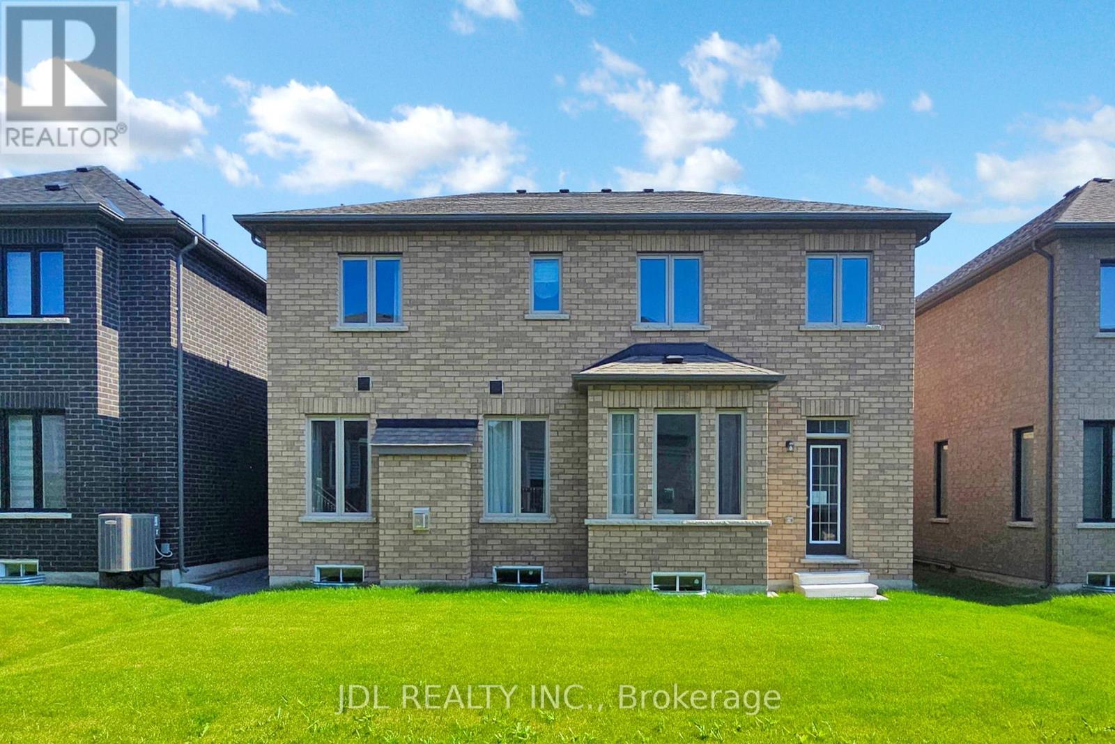Photo 29 of 143 Kenneth Rogers Crescent, East Gwillimbury ON