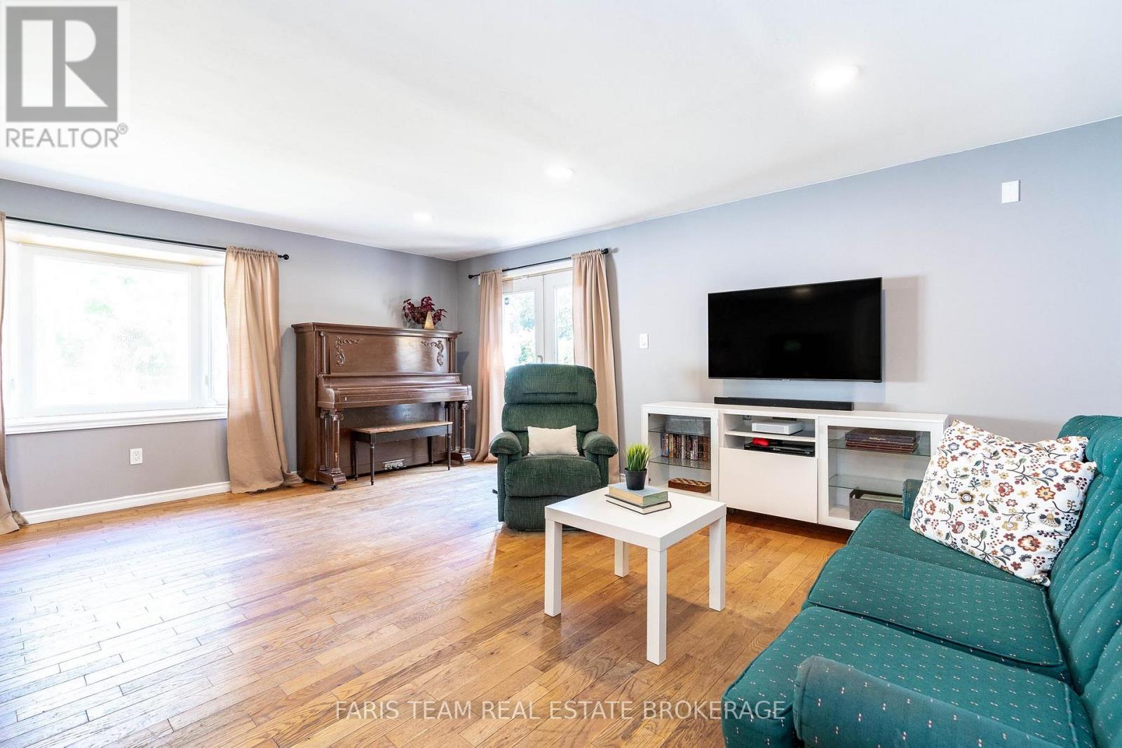 Photo 4 of 334 Harvey Street, Orillia ON