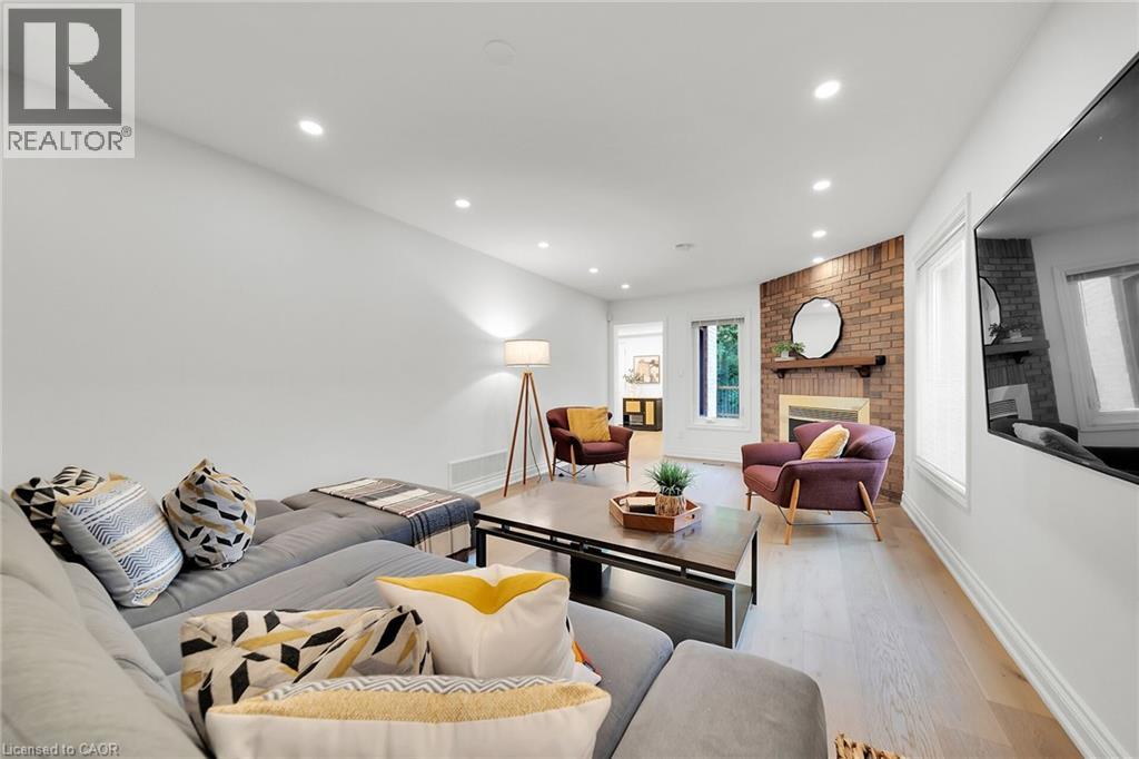 Photo 2 of 26 Huntingwood Avenue, Dundas ON