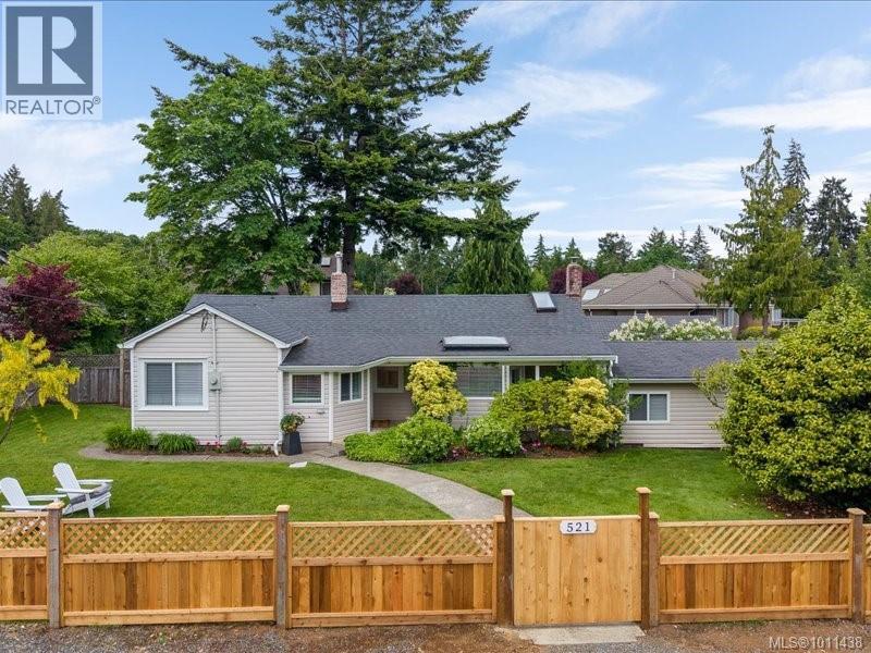 Photo 1 of 521 Arbutus St, Qualicum Beach BC