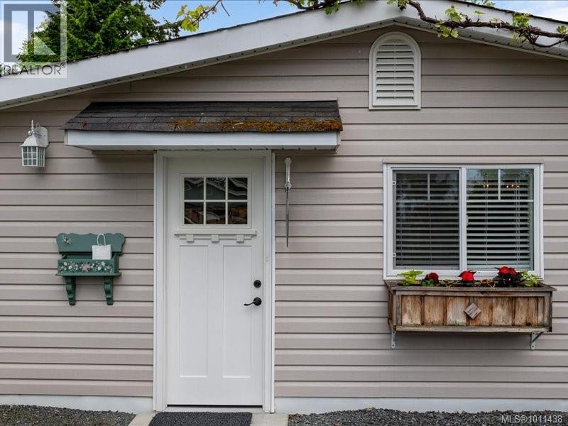 Photo 10 of 521 Arbutus St, Qualicum Beach BC